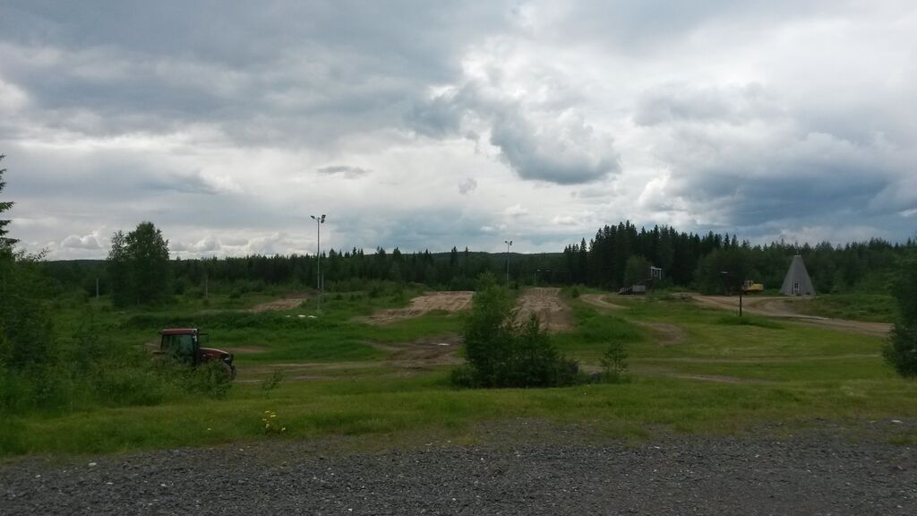 Rommakon CC aluetta, takana näkyy crossirata